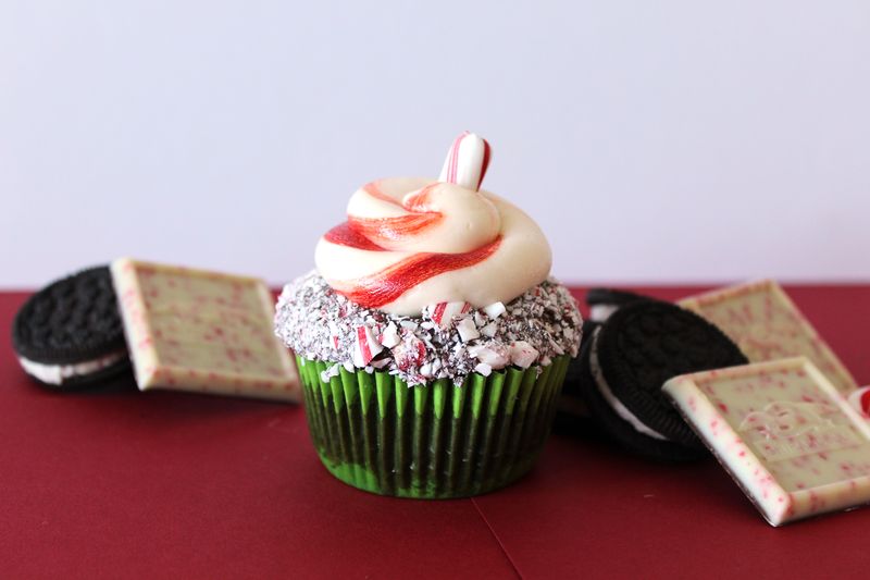 Candy Cane Cucpakes with A Candycane Cookie Crust | The Crafting Foodie